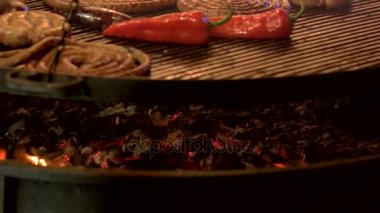 Yemek yemek ızgara makro üzerinde.