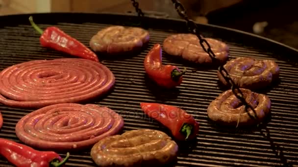 Salsicce e peperoncini, grill . — Video Stock