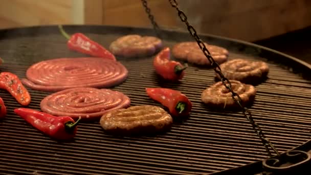 Wurst und Chilischoten. — Stockvideo