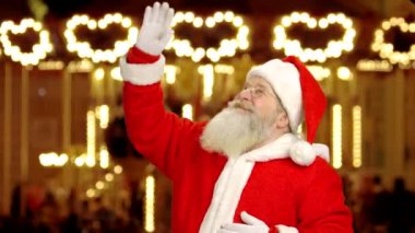 Noel Baba sallanan el.