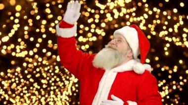 Noel Baba elini sallayarak.