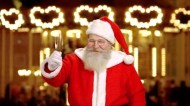 Santa holding şampanya cam.
