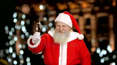 Santa bir şampanya kadehi ile.