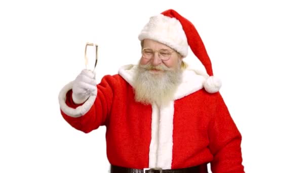 Santa holding şampanya cam izole. — Stok video