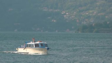 Küçük turistik tekne, İtalya.