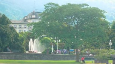 Bina ve çeşme ile park.