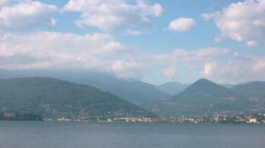 Lake Maggiore ve dağlar.