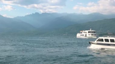 Turist tekneleri Maggiore Gölü.