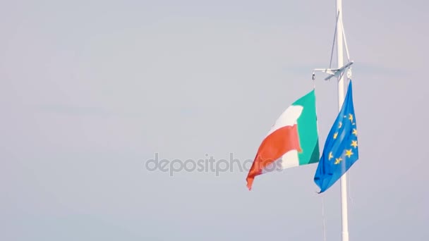 Σημαίες της Ιταλίας και της ΕΕ. — Αρχείο Βίντεο