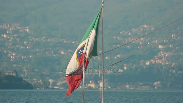 Olasz zászló a háttérben Stresa. — Stock videók