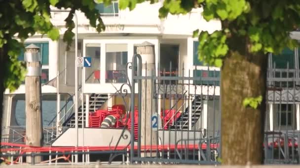 Barco turístico, día soleado . — Vídeo de stock