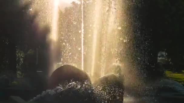 Fountain in slow motion. — Stock Video