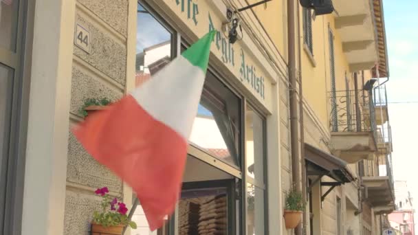 이탈리아 깃발, 도시 건물. — 비디오