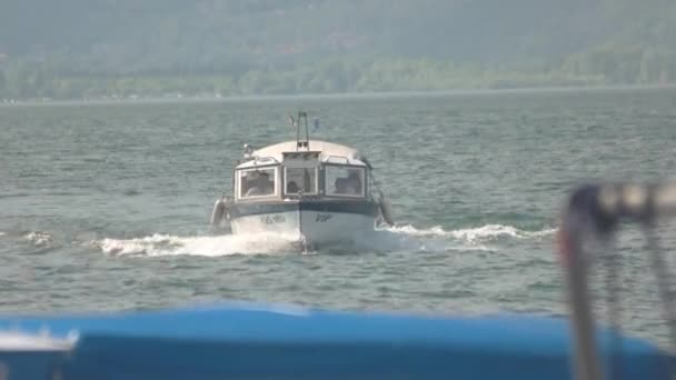 Küçük turistik tekne, Maggiore Gölü. — Stok video