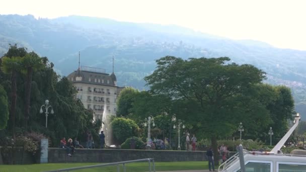 Turist båt, Stresa. — Stockvideo