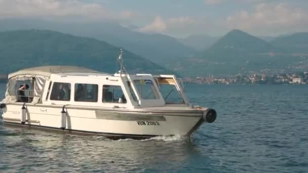 Turistas en barco, lago Maggiore . — Vídeo de stock