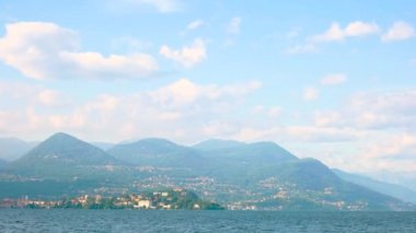 Maggiore Gölü, Alpler ve gökyüzü.