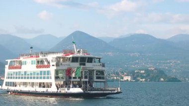 Turist tekne doğal zemin üzerine.