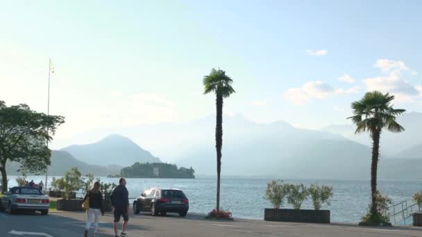 Gente cerca del lago, vista panorámica . — Vídeos de Stock