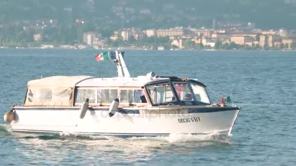 Lake Maggiore ve turistik tekne. — Stok video