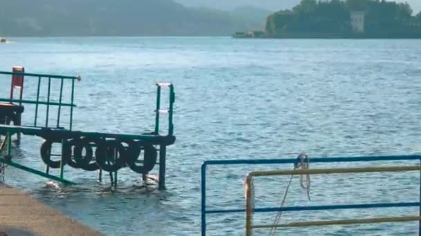 Lago Maggiore, pequeño muelle . — Vídeo de stock