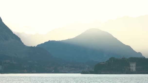 Het Lago Maggiore en bergen, sunrise. — Stockvideo