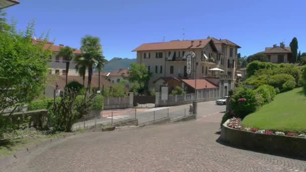 Hotel vicino alla strada, estate . — Video Stock