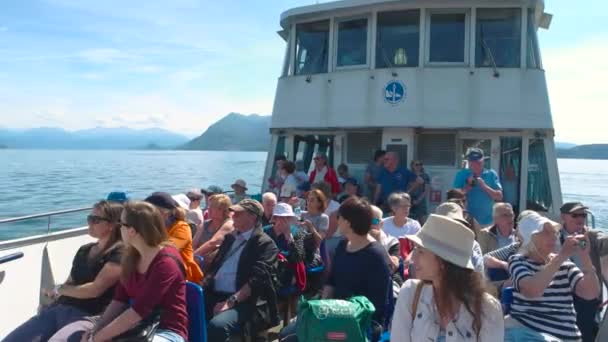 Toeristen op een boot, Italië. — Stockvideo