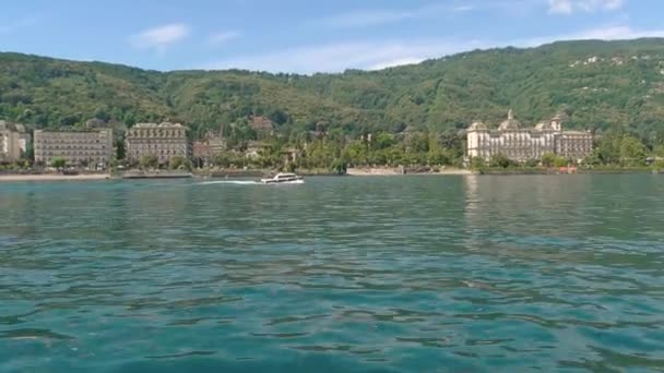 Stadt an einem See, Sommer. — Stockvideo