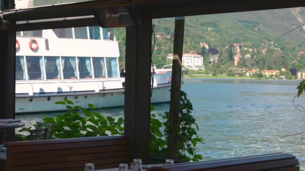 Het Lago Maggiore, boot met toeristen. — Stockvideo