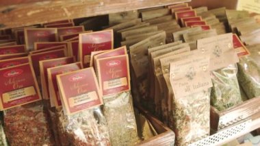 Makarna çeşnilikler ile paketleri.