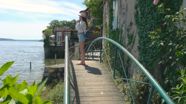 Turista femenina cerca de un lago . — Vídeos de Stock