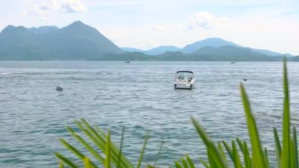 Lago, barco e montanhas . — Vídeo de Stock