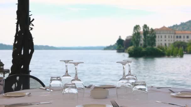 Restaurang bordet på natursköna bakgrund. — Stockvideo