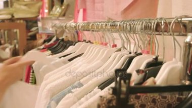 Raf üzerinde giyim eller,.