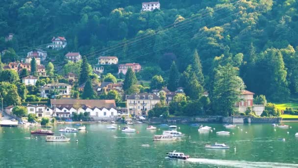 Città vicino a un lago, Italia . — Video Stock