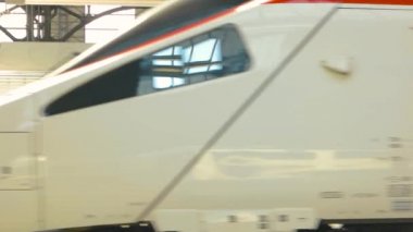 Yolcu treni platformu.