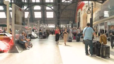 Hareketli tren istasyonu, gün.