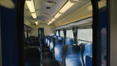 İçinde yolcu tren vagon.