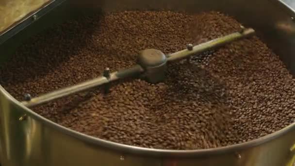 Tostador de café en movimiento . — Vídeo de stock