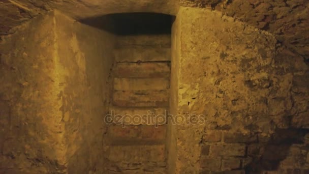 Cave velha, luz da lâmpada . — Vídeo de Stock