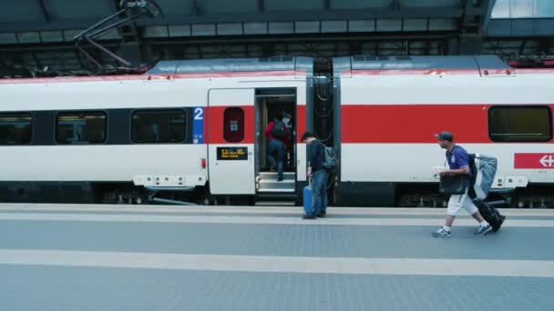 Пасажири, ввівши в поїзді. — стокове відео