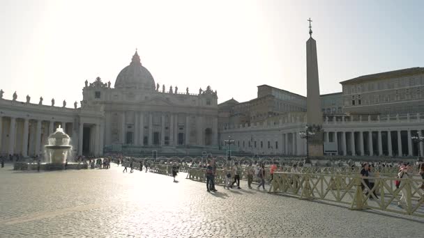 Saint Peter bazilika és az emberek. — Stock videók