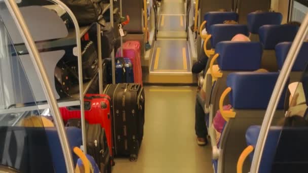Train intérieur de voyageurs . — Video