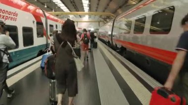 Tren platformu, insanlar.