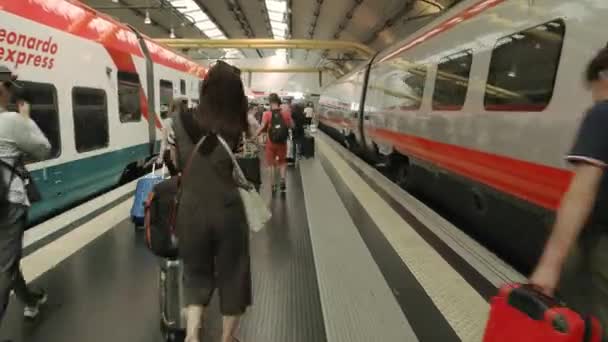 Piattaforma ferroviaria, gente . — Video Stock