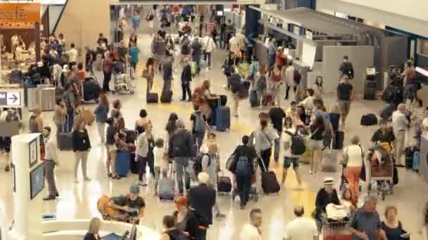 Zatłoczone Lotnisko terminal. — Wideo stockowe