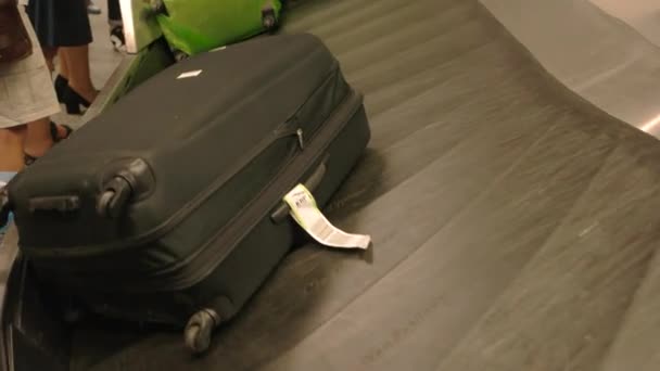 Väskor på bagagekarusell. — Stockvideo