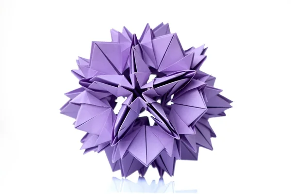 Fioletowy kwiat origami na białym — Zdjęcie stockowe