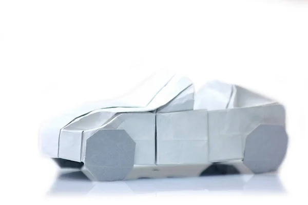 Model samochodu origami na białym — Zdjęcie stockowe
